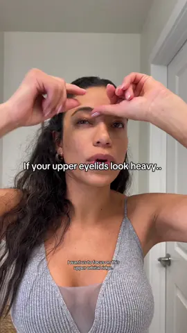 Upper eye bags aren’t just “fat” or aging — they’re often stagnation + tension along the upper orbital ridge. This simple technique helps: • release trapped fluid • soften heaviness above the eyes • open the eye area naturally #UpperEyeBags #EyeRejuvenation #OrbitalBone #FaceMassage