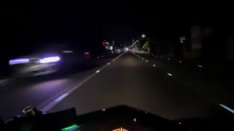 Riding at night just to clear my mind. No noise, no expectations, no overthinking, just the road and the moment. Somehow, the darkness makes things feel lighter. #citydrive  #yamahamio  #citydrivevibes 