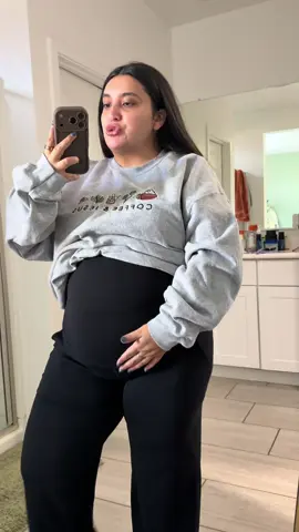 I need moooooreeee!!! #maternityfashion #plussizefashion #maternitypants #comfypregnantoutfit #pregnancyclothes 