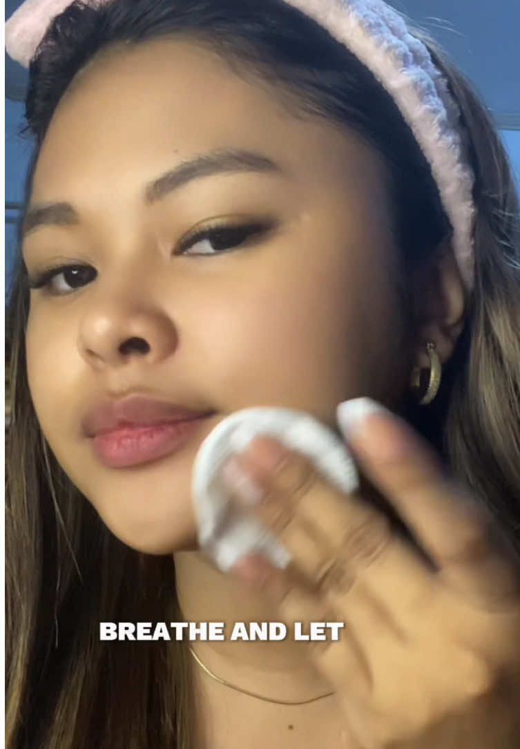 You know it’s been a long day when you put something on your head and say, ‘Hello, Silka’—because after heat, sweat, and pollution, your skin needs calming and balance ✨ #SilkaFacialCleanser #gandangmaincharacter #silka2025 