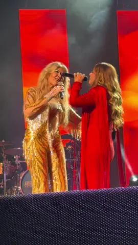 Durante la última actuación de su gira de despedida, la superestrella @ElidaReynaYAvante compartieron escenario con otra gran estrella, @elsagarciaofficial, para interpretar un popurrí inolvidable de sus grandes éxitos. Una actuación increíble de dos de las vocalistas femeninas más destacadas del género 👑🎤🎤🎶 #elidareynayavante #elsagarcia #farewelltour #adicta  #escapate