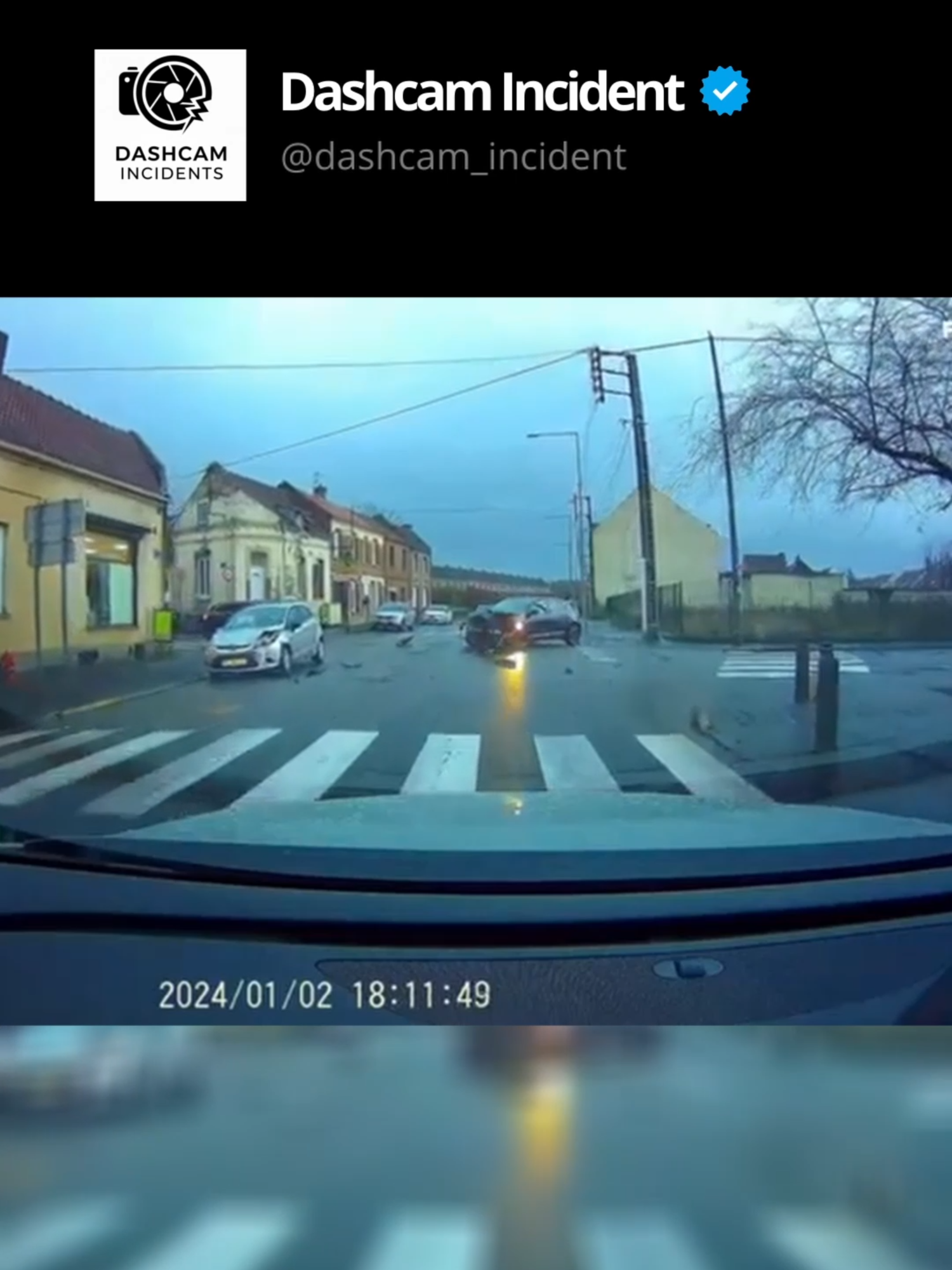 Que dire... Priorité non respecté & idiot qui veut doubler en virage ! Bref, ce qu'il peut arriver tous les jours sur la #route  #voiture #incident #avis #priorite #dashcam