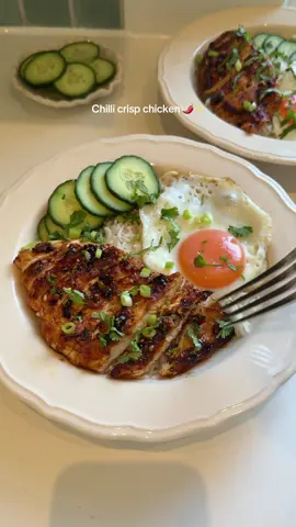 Chilli crisp chicken 🌶️✨ recipe in bioo for this easy, quick dinner! Ready in less than 15 minutes and really tasty #Recipe #EasyRecipes #dinner 