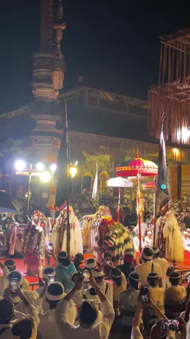 Ida sesunan jagat laplapan lan jagat Peliatan  mesolah ring pura dalem puri Peliatan Ubud #tradisibali #calonarang #rangdabali #infocalonarang #peliatanubud 