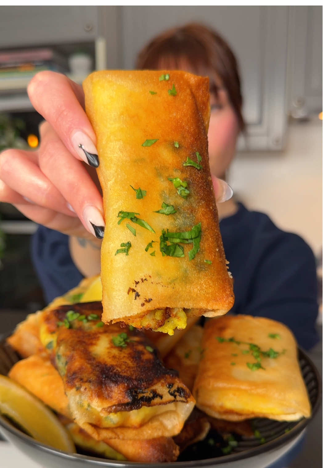 Bricks croustillantes poulet & curry ✨ Recette pour 10 bricks 📜  •	10 feuilles de brick 	•	200 g de blanc de poulet 	•	4 pommes de terre  	•	1 oignon 	•	1 gousse d’ail 	•	120 g de yaourt grec  	•	40 à 50 g de comté râpé  	•	2 c. à café de curry & cumin  	•	Sel, poivre 	•	Persil (facultatif) 	•	1 filet d’huile d’olive Recette 👩‍🍳 1.	Épluche les pommes de terre et fais-les cuire dans une casserole d’eau bouillante salée jusqu’à ce qu’elles soient tendres. Égoutte-les puis écrase-les grossièrement. 	2.	Émince l’oignon et l’ail. Fais-les revenir dans une poêle avec un petit filet d’huile d’olive jusqu’à ce qu’ils soient translucides. 	3.	Coupe le poulet en petits dés. Ajoute-le dans la poêle avec le curry, le cumin, du sel et du poivre, puis fais-le cuire jusqu’à ce qu’il soit bien doré. 	4.	À feu doux, ajoute dans la poêle les pommes de terre écrasées, le yaourt grec, le fromage râpé et le persil. Mélange bien jusqu’à obtenir une farce crémeuse. 	5.	Laisse légèrement tiédir la farce, puis dépose une cuillère de préparation sur chaque feuille de brick, le comté râpé et le persil et plie-les en rouleau. 	6.	Fais-les dorer à la poêle avec de l’huile en les retournant régulièrement 	7.	Sers bien chaud, accompagné d’une salade verte. Régalez-vous 🫶 #fyp #Recipe #food 