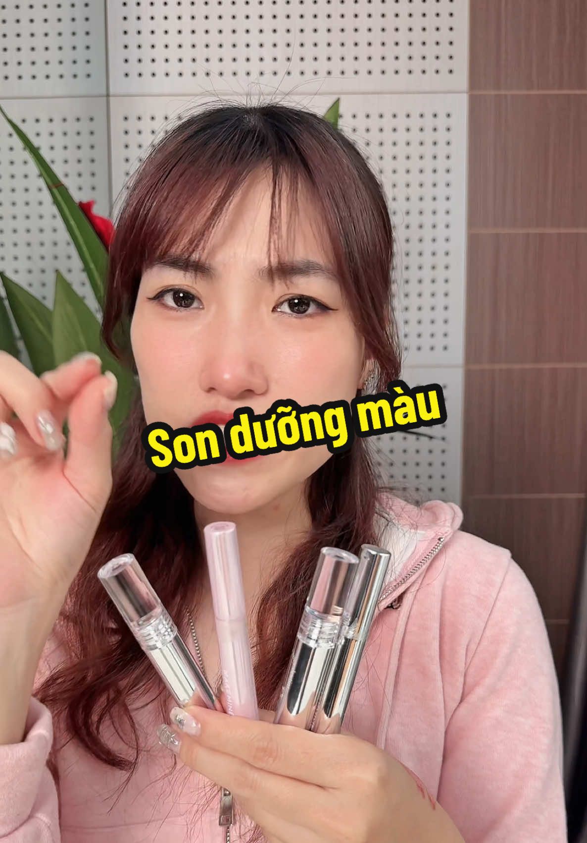 Son dưỡng có màu dạng thỏi bấm🥰 #taphoasuachua #xuhuong #sonduong #sonduongmoi #sonmakemine 