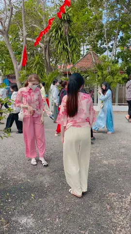 Chùa nổi nay đông choáng luôn !