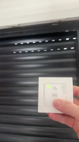 Oui toi aussi ton volet roulant ne se ferme pas complètement, j’ai la solution qui va te permettre de dormir dans l’obscurité totale 🤩 une petite astuce pour régler ton volet roulant tout seul comme un grand regarde bien jusqu’au bout et ne rate rien de cette petite manip qui va te changer la vie, dis-moi qu’est-ce que tu en penses en commentaire ? Et si j’ai pu t’aider ✅🔥😉 #tuto #astuce #entreaide #fyp