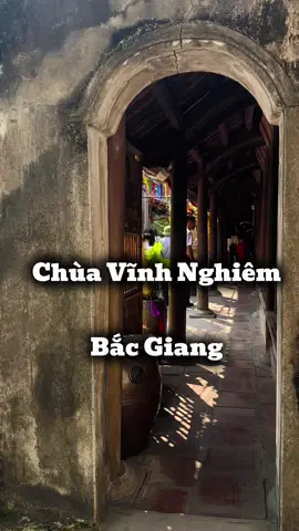 Chùa Vĩnh Nghiêm có tên gọi khác là chùa Đức La (tên chữ là Vĩnh Nghiêm Tự), tọa lạc tại thôn Quốc Khánh, xã Trí Yên, huyện Yên Dũng. Đây là ngôi chùa cổ có từ thời Lý, đến thế kỷ XIII được Phật Hoàng Trần Nhân Tông tu bổ, xây dựng thành trung tâm Phật giáo của Thiền phái Trúc Lâm. Năm 1964 chùa được xếp hạng là di tích Lịch sử - Văn hoá cấp Quốc gia. Hiện tại, chùa lưu giữ nhiều hiện vật cổ như hệ thống tượng Phật, hoành phi câu đối, tranh, bia đá… Trong đó, nổi bật là 3.050 bản ván gỗ khắc chữ Hán và Nôm gồm các bộ kinh sách đạo Phật, sự nghiệp của các vị cao tăng và nhiều sách hướng dẫn chữa bệnh bằng các bài thuốc dân gian… Những bản mộc bản này được lưu giữ cẩn thận, chữ rất sắc nét, có giá trị nghệ thuật vô giá. Năm 2012, mộc bản chùa Vĩnh Nghiêm đã được UNESCO công nhận là Di sản tư liệu khu vực châu Á – Thái Bình Dương thuộc chương trình Ký ức thế giới. Nguồn: Cục du lịch quốc gia Việt Nam #foryou #bacgiang #vietnam 