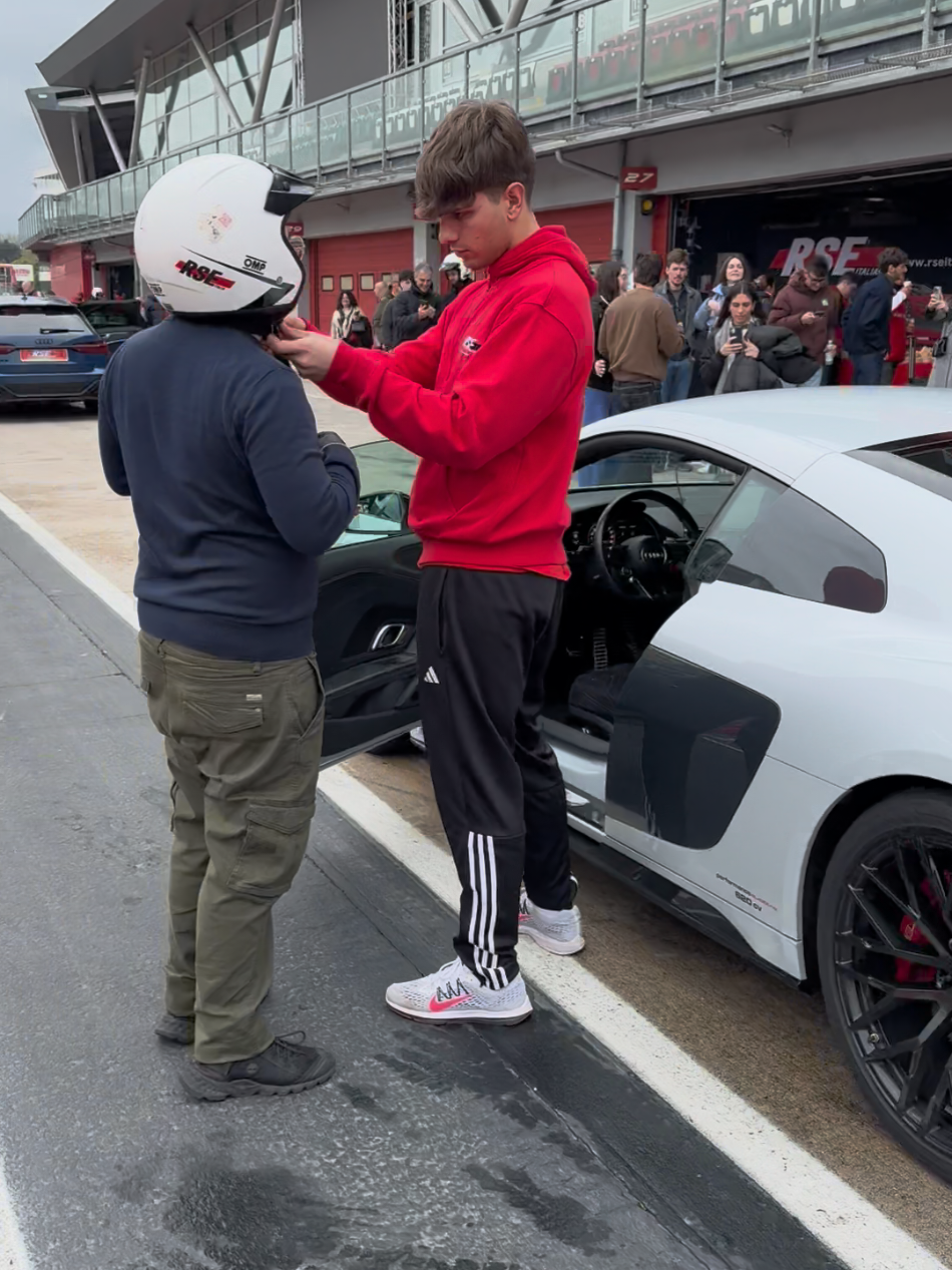 La pit lane è pronta. Il motore è caldo. Manca solo una cosa: tu. Casco allacciato. Motore acceso. Semaforo verde tra pochi secondi. In pit lane non si sogna. Si decide. Le supercar sono schierate. Ferrari, Lamborghini, Porsche, Audi. I circuiti ti aspettano. Noi siamo pronti a farti vivere la pista. La domanda è una sola: Tu sei pronto a guidare? 👉 Vivi o regala un giorno da pilota. 📍 Esperienze in pista nei principali circuiti italiani. #PitLane #GuidaInPista #SupercarExperience