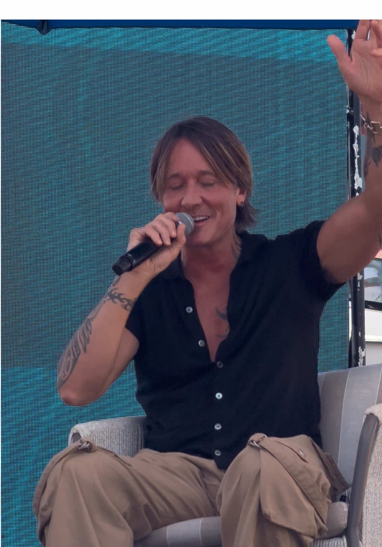 A little pre party with @Keith Urban today!! Watching him sing blue ain’t your color on a cruise ship is INSANE!!!! what a day! @keithurbancntralfanpage #keithurban #topcountrycruise #concerts #bahamas 