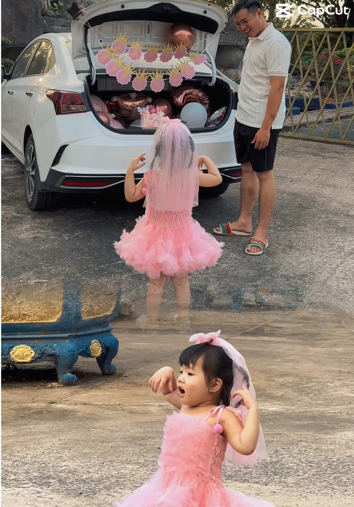 Chúc mừng con gái của bố mẹ lên 3. Nhìn con vui mừng, bm hạnh phúc biết bao. Yêu con gái nhiều nhiều ❤️❤️❤️❤️ #sinhnhat 