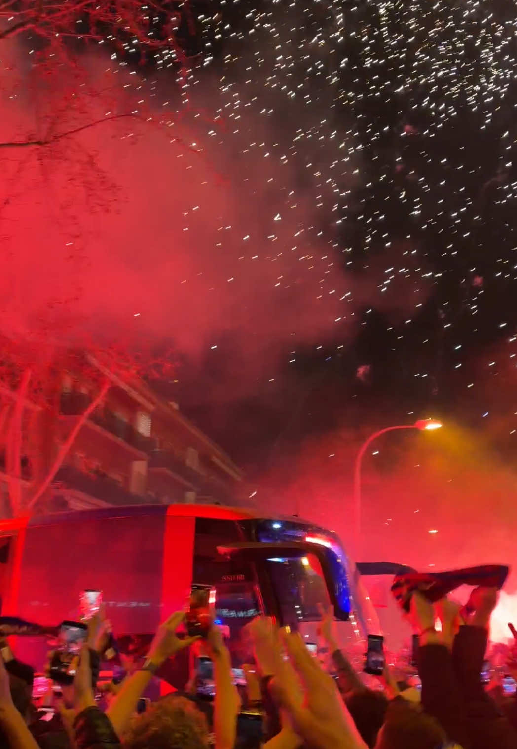 🚌 L’arribada del bus del @fcbarcelona abans del partit contra l’@Atlético de Madrid  #futbol #lamineyamal #fcbarcelona #copadelrey #campnou 
