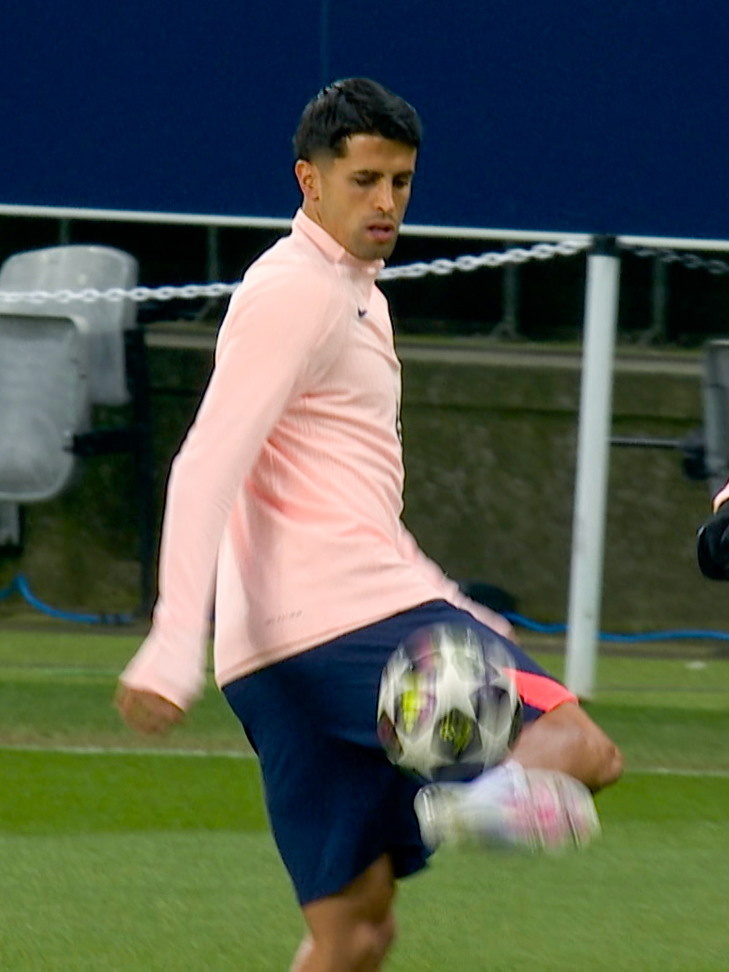 Marcus Rashford and Roony Bardghji just chewing the fat and playing keep ups 😮‍💨 And Joao Cancelo has the ball on a string 😳 ↳ UEFA Champions League. Live & Exclusive on Stan Sport. #StanSportAU #UCL #Barcelona