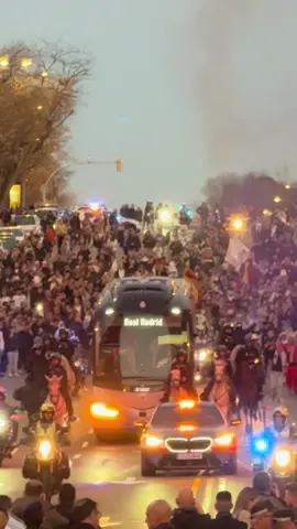Así ha sido la llegada del autobús del Real Madrid al Santiago Bernabéu⚪️🔥.  #RealMadrid #UCL #Champions #DeportesEnTikTok 