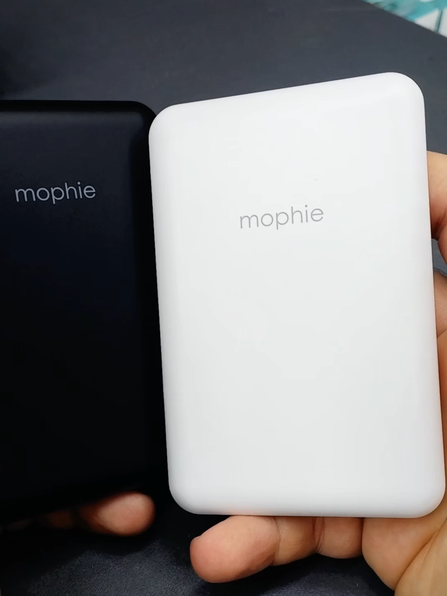 باور بانك mophie essentials بقوة 10 آلاف مللي أمبير وسرعة شحن وايرلس 15 واط. شحن مغناطيسي MagSafe قوي وشكل شيك يخلي موبايلك دايماً جاهز في أي وقت!