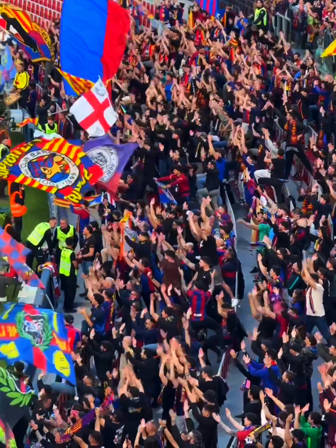 Increïble moment dels jugadors amb la grada d’animació al final del Barça-Sevilla🔥🏟️🔴🔵 #fcbarcelona#viral#catalunya#campnou#fyp @fcbarcelona @defensemelbarca 