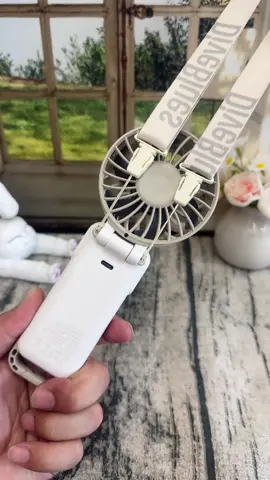 If you’ve been overheating lately, this is definitely one to keep in your bag.#minifan #portablefan #Diveblues #tiktokshopfinds #musthaves 