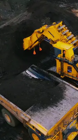The Komatsu PC9000 is an ultra-large hydraulic mining excavator weighing 900 metric tons, designed for high efficiency in large-scale mining operations, with operational debut in 2025. This machine features a massive bucket capacity of up to 46-50 m³, powered by twin Cummins QSK78 engines (~4,828 HP), and optimized for loading 930E/980E mining trucks.#komatsupc9000shovel #fypシ゚viral #fyppppppppppppppppppppppp #fypageシ #fypシ゚ 