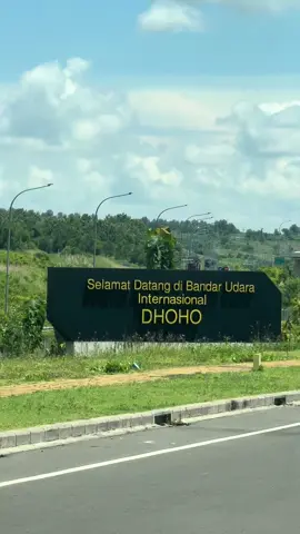 Melihat dari dekat Bandara Internasional Dhoho Kediri #injourney #bandara #airport 