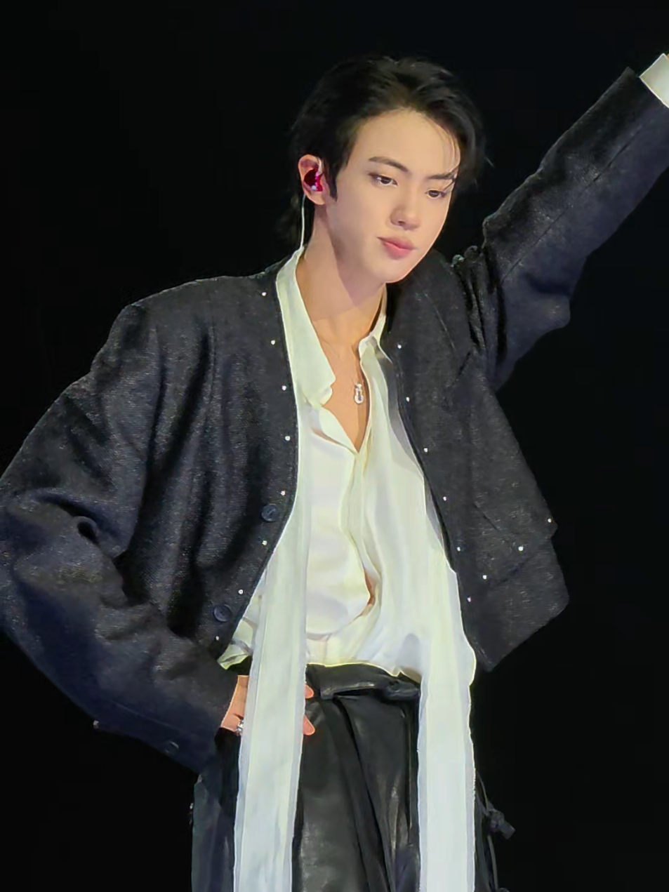 엄청나게 잘생겼다 So handsome it's outrageous  #방탄소년단 @BTS #진 #JIN #ARIRANG #김석진 