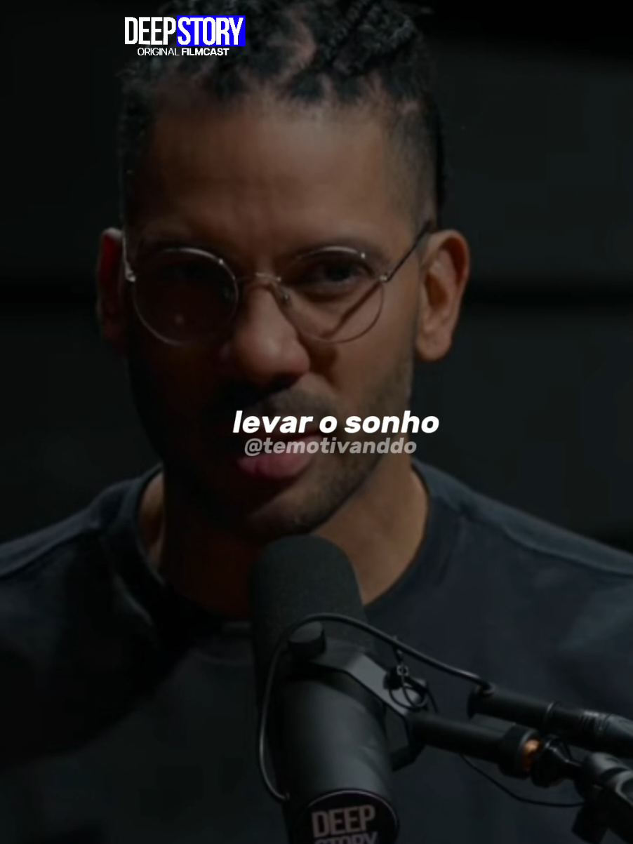 @deepstorycast @sourafamiranda | Tudo que o seu sonho precisa é que você leve ele a sério. Porque muitas vezes o problema não é falta de capacidade, é falta de compromisso com aquilo que você diz querer. Sonho sem ação vira só vontade. E vontade sem constância não constrói nada. Quando você decide tratar seu sonho como prioridade, suas escolhas começam a mudar, seus hábitos se alinham e você para de adiar o que pode começar agora. Levar a sério é aparecer mesmo sem vontade, é continuar mesmo sem resultado imediato, é acreditar mesmo quando ninguém mais acredita. Porque no fim, não é o tamanho do sonho que define se ele vai dar certo, é o quanto você está disposto a agir por ele todos os dias ✨ #motivação #reflexao #clipfyleague #deepstoryclipfy #deepstory 