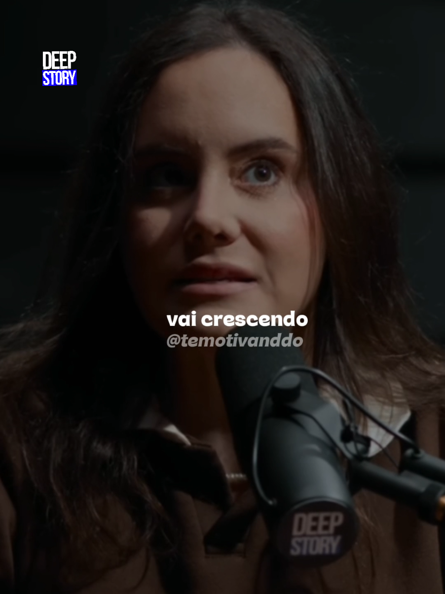 @deepstorycast @sourafamiranda | A gente vai crescendo e, muitas vezes, vai deixando de ser quem realmente é para ser aceito. Começa em pequenos detalhes: você evita falar o que pensa, muda atitudes, esconde partes de si para não desagradar. Quando percebe, já está vivendo uma versão adaptada, tentando caber em lugares que talvez nunca foram feitos para você. O problema é que a aceitação que vem disso não é verdadeira, porque não é você por completo ali. E isso, com o tempo, gera um vazio, uma sensação de desconexão consigo mesma. Você pode até ser aceita pelos outros, mas começa a se perder de si. Voltar a ser quem você é exige coragem. Coragem de desagradar, de se posicionar e de abrir mão de ser aceita por todos. Mas também traz liberdade. Porque quando você se escolhe, não precisa mais se encaixar você simplesmente pertence a si mesma. #reflexao #motivação #clipfyleague #deepstory #deepstoryclipfy 
