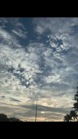olha que céu lindooo! liberando live photo, se pegar comente pg..LIVE PHOTO É MEU #livephoto #ceu #nuvem #nascerdosol #pordosol 