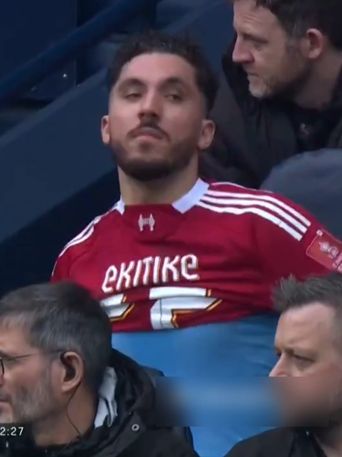 #ManchesterCity - #Liverpool (4-0): quand Rayan Cherki enfile le maillot d’Ekitike… avant de se rétracter.  Après avoir récupéré le maillot de son compatriote, Hugo Ekitike, Cherki a décidé de l’enfiler alors que la rencontre n’était pas encore terminée. Repris quelques secondes plus tard, le meneur de jeu mancunien s’est finalement rétracté avant de faire un petit geste de la main pour s’excuser auprès du public. #PremierLeague #Football #France 