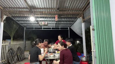 Hạnh phúc đơn giản vậy thôi. Ăn cơm cùng gia đình ngồi kể nhau nghe đủ chuyện trên đời❤️❤️#giadinhhanhphuc❤️❤️#bìnhyên 