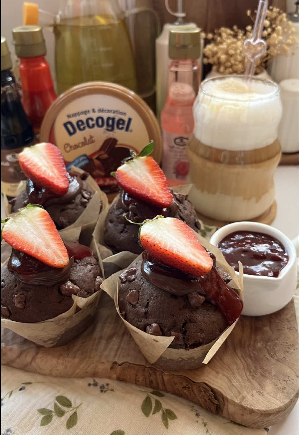 ⁨	بزوج حبات بيض 🥚 رايحين نديرو ابن و اسهل muffins aux chocolats 🍫🤍 ناجحين من اول تجربة و بمقادير مضبوطة  الوصفة : 2 حبات بيض بدرجة حرارة الغرفة  كأس الا ربع سكر  رشة ملح  علبة ياغورت طبيعي 100غ  كأس الا ربع حليب  كأس الا ربع زيت  3 ملاعق كبيرة كاكاو نوعية جيدة  باكي خميرة الحلويات  ملعقة صغيرة بيكربونات  2 كيسان فرينة  150غ خليط بين شوكولا بالحليب و شوكولا سوداء. #muffins #chocolate #dessert #fyp #viralvideo 