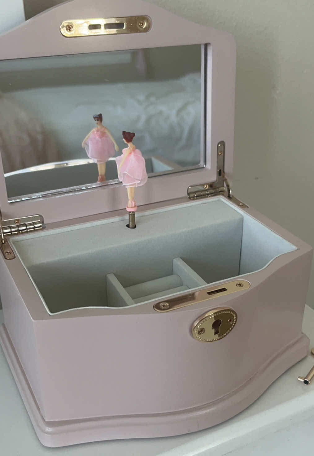 oh how I needed this in my life again 🤭🎀#childhood #girlhoodaesthetic #ballerinamusicbox #musicbox #childhoodmusicbox 