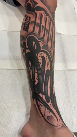 South Side freehand custom lettering leg tattoo collab with my boy angel bustos Blk and Gry  #customlettering #sandiegotattooartist #letteringtattooartist #sdtattoo #letteringtattoo 
