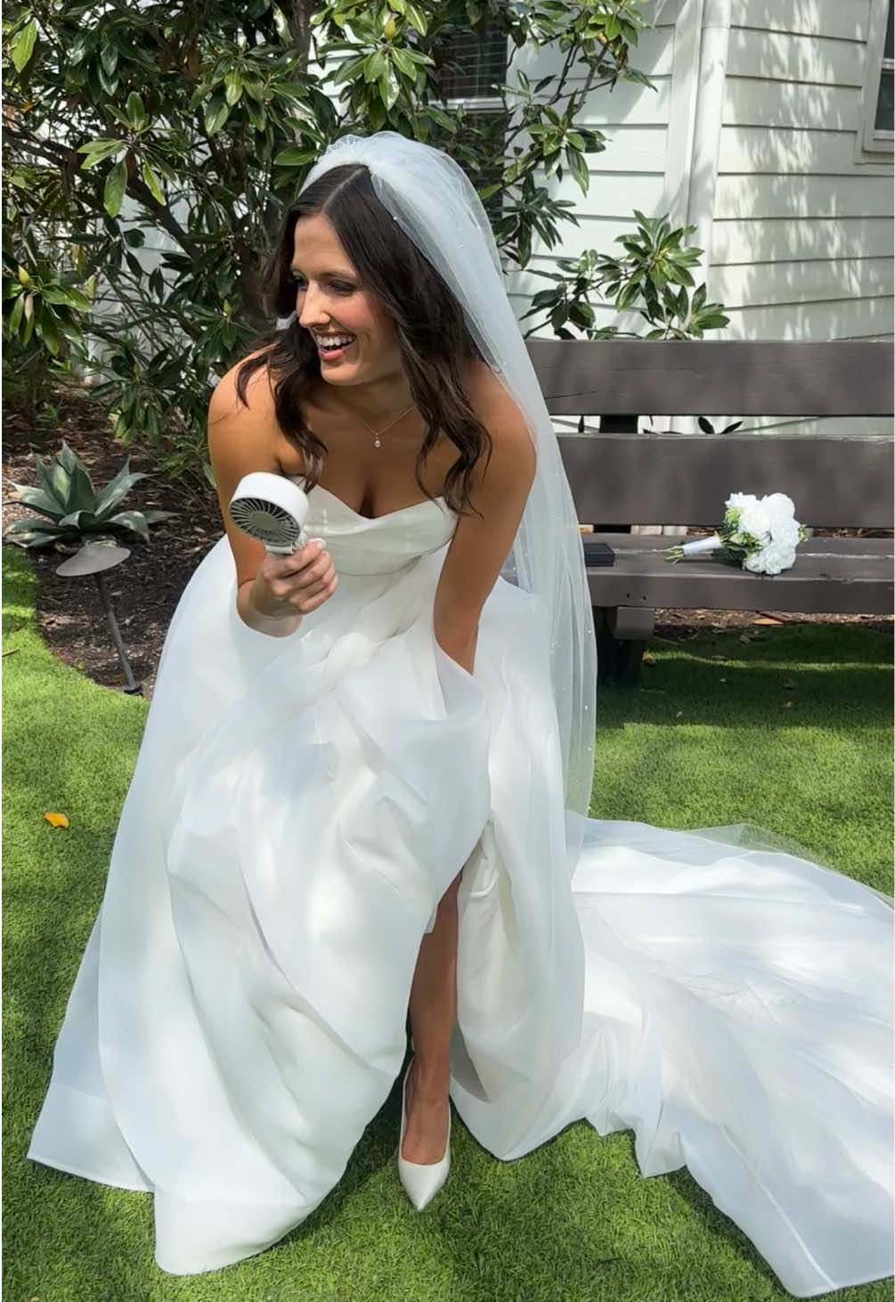 If you’re a spring or summer bride, pack a fan!! this was my number one used item of the day 🤍 #wedding #2026wedding #weddinghacks #fan #tiktokshopfinds 