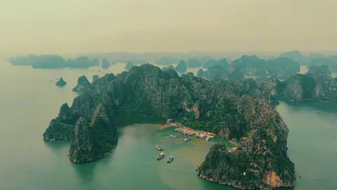 Vịnh Hạ Long – nơi truyền thuyết rồng thiêng hạ xuống tạo nên kỳ quan này 🐉 •Hơn nghìn năm trước, nơi đây được tạo nên từ huyền thoại… và giờ trở thành di sản thế giới •Không chỉ là cảnh đẹp… đây là một phần lịch sử của Việt Nam 🇻🇳”#dronevideo #vinhhalong #djiair3s #vietnam 