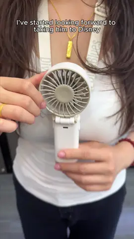 If you’re dealing with menopause and sudden hot flashes,having a handheld fan like this for quick cooling is seriously helpful.#portablefan #handheldfan #handfan #summeressentials #diveblues 