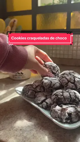 Realmente las cookies más fáciles del mundo Ingredientes: -60gr cacao amargo -60ml de aceite -200gr de azúcar -2 huevos -1cdita de esencia de vainilla -1cdita de polvo de hornear -120gr de harina 0000 -azucar impalpable (cantidad necesaria aprox 30/40gr) #Receta #cocina #cookies #viral #fyp  