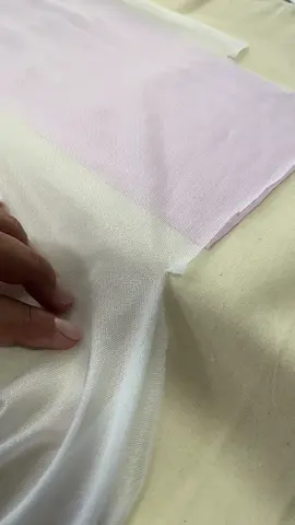 Existe algo mais relaxante do que o barulhinho do ferro colando a entretela? ☁️ Passo essencial para um cós firme e profissional. Não pule essa etapa! #costuraasmr #sewingtiktok #passoapasso #costurando #modasobmedida