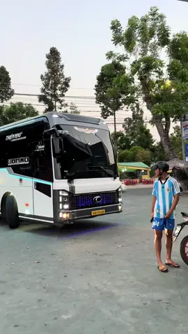Em trai có vẻ hơi ngạc nhiên 🙄🙄🙄#xuhuong #xekhachvietnam #xetourdulich #viralvideo 