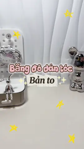 Băng đô dán tóc bản to là item “must-have” cho những ngày muốn xinh xắn nhanh gọn. Thiết kế bản rộng ôm trọn phần mái, giúp tóc gọn gàng mà vẫn cực kỳ dễ thương. ✨ Đặc điểm nổi bật: * Chất liệu vải mềm + viền ren: tạo cảm giác nhẹ nhàng, nữ tính, đeo không đau đầu * Dán Velcro chắc chắn: dễ điều chỉnh size, phù hợp nhiều vòng đầu * Bản to che phủ tốt: giữ tóc mái gọn gàng khi makeup, skincare hoặc ra ngoài * Họa tiết đa dạng: hoa nhí, trái cây, chấm bi, hoạt hình… mix outfit nào cũng hợp * Trang trí nơ/xù đáng yêu: chuẩn vibe tiểu thư Hàn Quốc 💖 Công dụng: * Giữ tóc gọn khi rửa mặt, trang điểm * Phụ kiện mix đồ chụp ảnh, đi chơi, ở nhà vẫn xinh * Phù hợp từ học sinh – sinh viên đến các nàng thích style bánh bèo #odayxinh #phukientoc #bangdovelcro #skincare #makeup 