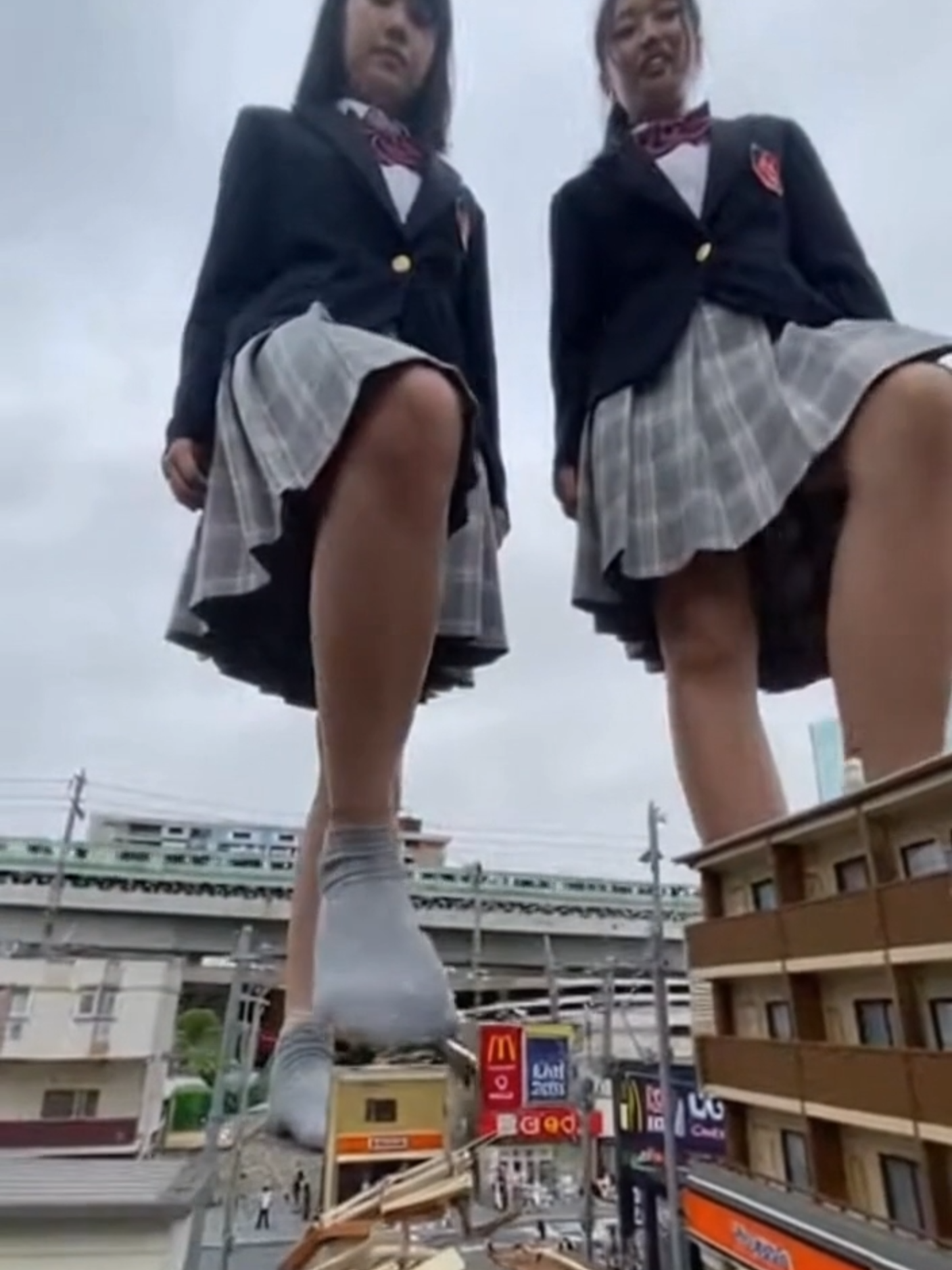 巨大化した女子高生たち #巨大女 #巨大娘 #giantess #smllworld