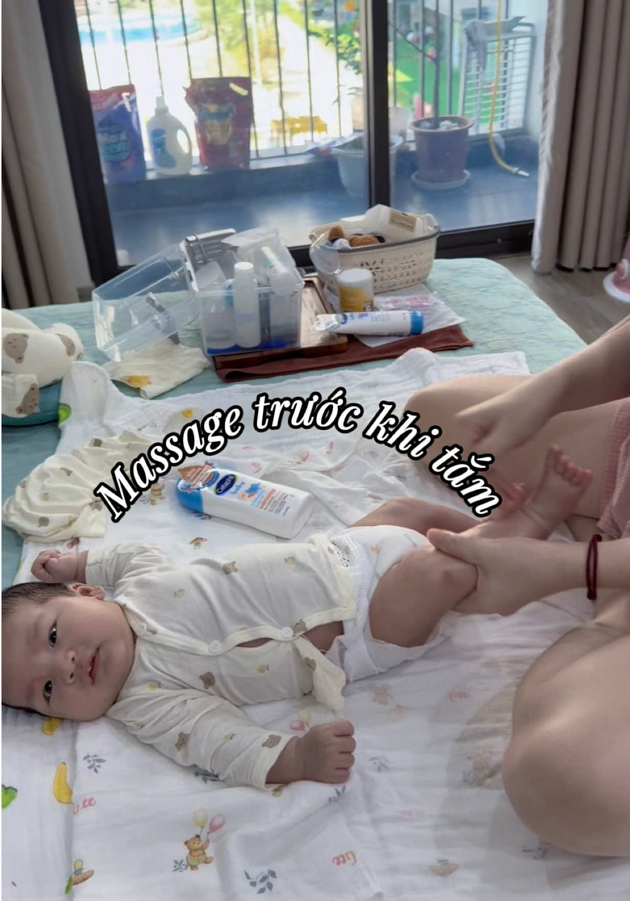 Massage trước khi tắm x3 các mẹ nhé! Cái gì đúng là phải nhắc lại 3 lần cho nhớ á #CetaphilBaby #Babyoil #HoaCucHuuCo #hoptacvoiCetaphil #mevabe