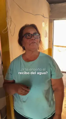 La Crisis del Agua en Torreón: meses sin servicio y cobros injustos  Visitamos la casa de la señora Belén en la colonia Moctezuma para documentar la grave crisis de agua que enfrenta. Conversamos sobre cómo lleva más de un año sin agua corriente, recibiendo solo gotitas diarias, mientras le cobran casi veinte mil pesos mensuales por servicios que no recibe.  Discutimos cómo los políticos del PRI y PAN aprobaron cargos adicionales por drenaje y saneamiento, y enfatizamos la importancia de hablar públicamente sobre estos abusos en lugar de silenciarlos. . . . #YaEsTiempoDeTransformación