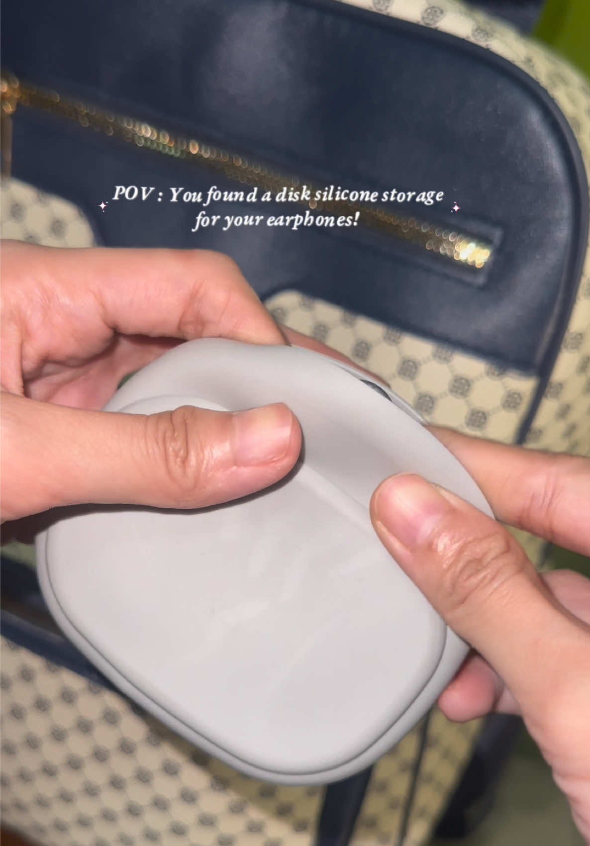 Ang nipis! Silicone disk storage for earphones! No more kalat kalat sa balag na and no more worries na baka maputol ung mga headset natin!  Affordable lang! #earphonestorage #earphonecase #siliconepouch  #headphonecase 