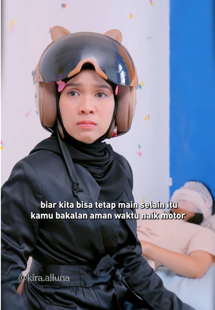 Ke mana-mana pakai helm? Ada apa sih?  @Joe Brendo @Ezran Delvaro @Miss Mora  #SerialTikTok #TikTokTainment #TikTokSeries #SuneedayCreative #KiraAlluna 