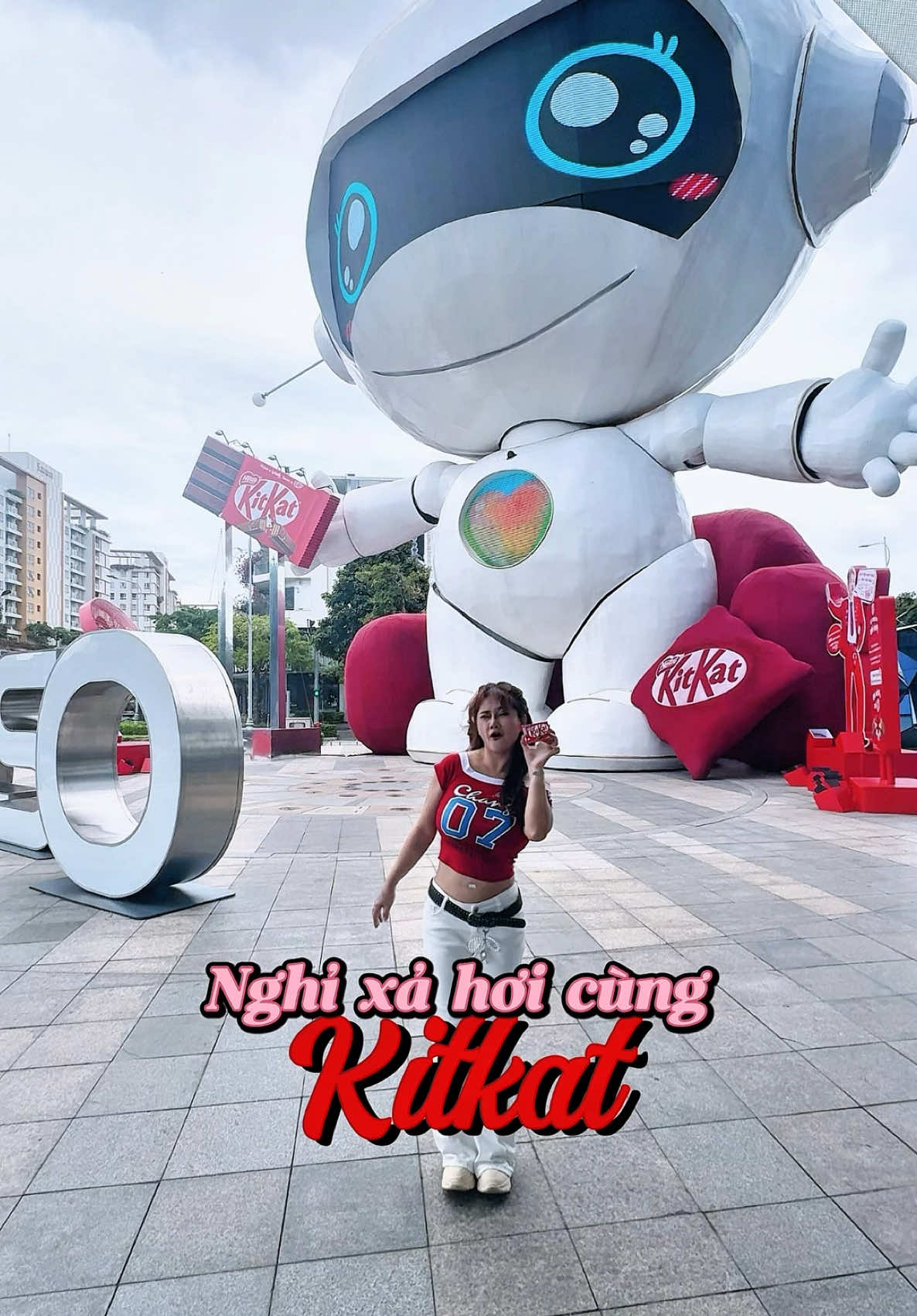 Beso đang nghỉ xả hơi cùng Kitkat tại Thiso Mall nè mấy nàng ơi. Mau ra chụp hình chill chill rồi nạp lại năng lượng cuối ngày thuiii #KitKat #NghiXaHoi #XoiKitKat #BàiđăngđượctàitrợbởiNestléViệtNam 