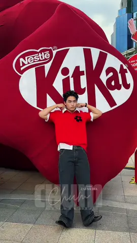 Đông đảo fan cùng Võ Điền Gia Huy check in bé BESO Nghỉ xả hơi xơi KitKat tại Thiso Mall Sala  #KitKat #NghiXaHoi #XoiKitKat #BàiđăngđượctàitrợbởiNestléViệtNam #KitKatvnbychumchum