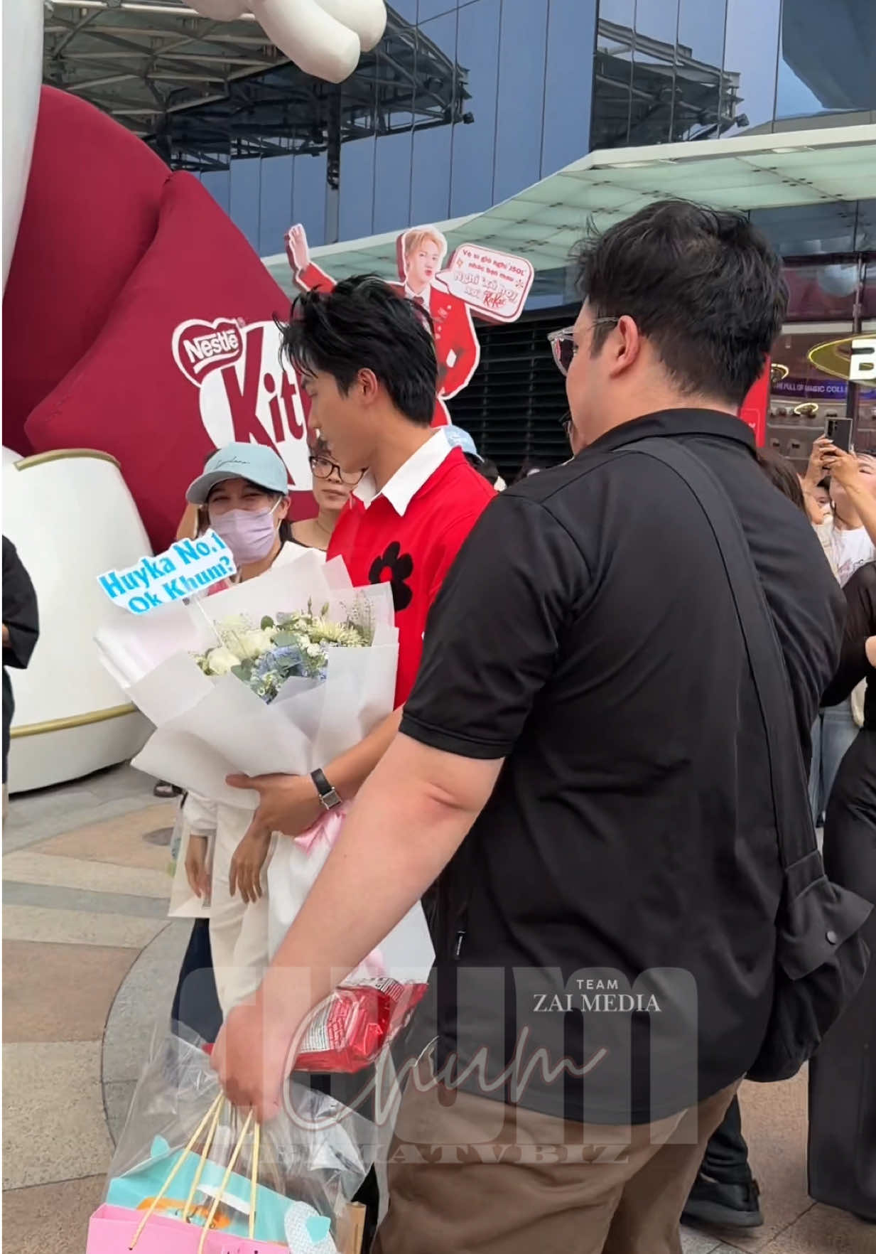 🛑 Fan bất ngờ tặng Huy Ka bó hoa siêu to. Cùng Võ Điền Gia Huy check in bé BESO Nghỉ xả hơi xơi KitKat tại Thiso Mall Sala  #KitKat #NghiXaHoi #XoiKitKat #BàiđăngđượctàitrợbởiNestléViệtNam #KitKatvnbychumchum