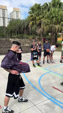 Ele achou que ia dar conta de parar o vilão 🦹🏻‍♂️ #streetball #basquetebrasil #fyp 