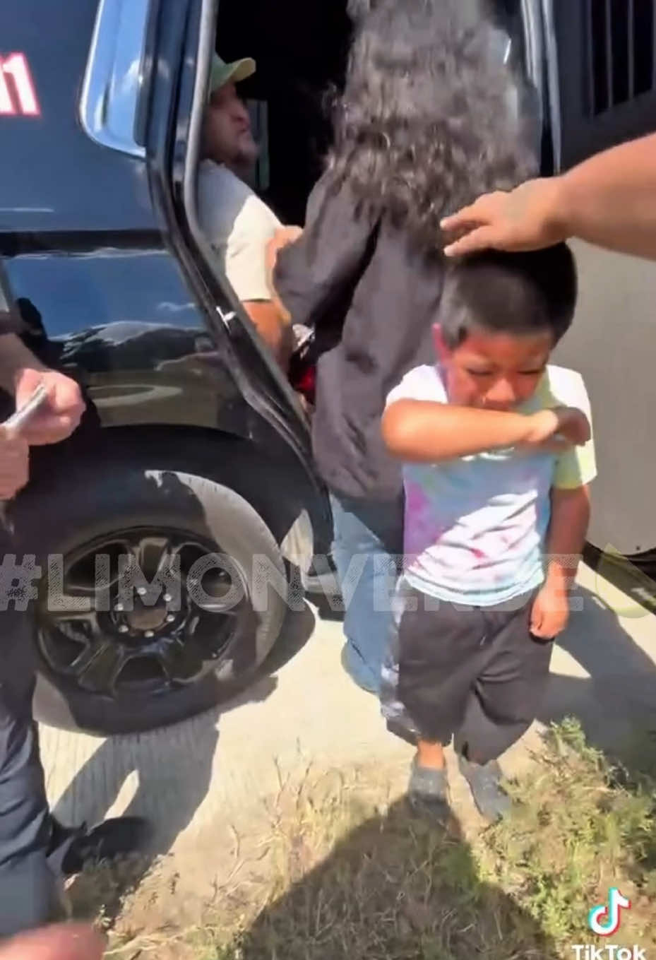 Qué triste la realidad que muchas familias están viviendo hoy… 💔 Niños llorando mientras inmigración se lleva a sus padres. Niñas creciendo sin el abrazo de su mamá. Niños preguntando dónde está su papá y nadie sabe qué responderles. 😢 Muchos no vinieron aquí para hacer daño. Vinieron buscando trabajo, comida y una mejor vida para sus hijos. 🙏 Y mientras unos hablan de leyes, otros están viviendo el dolor de pasar Navidades separados, cumpleaños vacíos y familias destruidas. 💔🎄 Uno se pone a pensar… ¿Qué va a pasar con todos esos niños cuando crezcan sin sus padres junto a ellos? Primeramente Dios todo esto cambie algún día. 🙏 ¿Qué opinan ustedes? 💭 Comenten y compartan este video para que la gente vea la realidad que muchas familias están viviendo. #LimonVerde 🍋‍🟩#fyp #viral #viraltiktok 